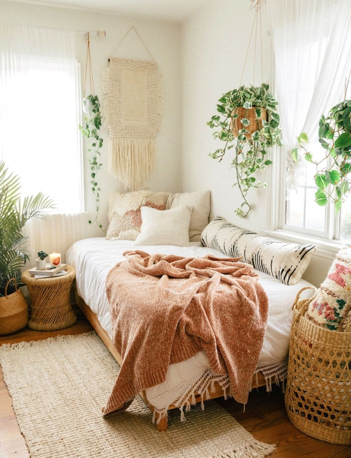 pinterest chambre d'esprit urbain jungle, design petite chambre ado aux murs blancs avec accessoires en couleurs terreuses
