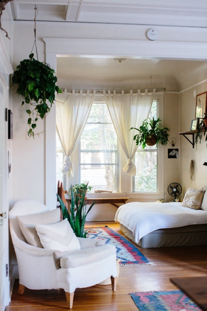 idée peinture chambre relaxante aux murs beige et plafond blanc avec parquet et meubles en bois foncé, déco chambre avec plantes