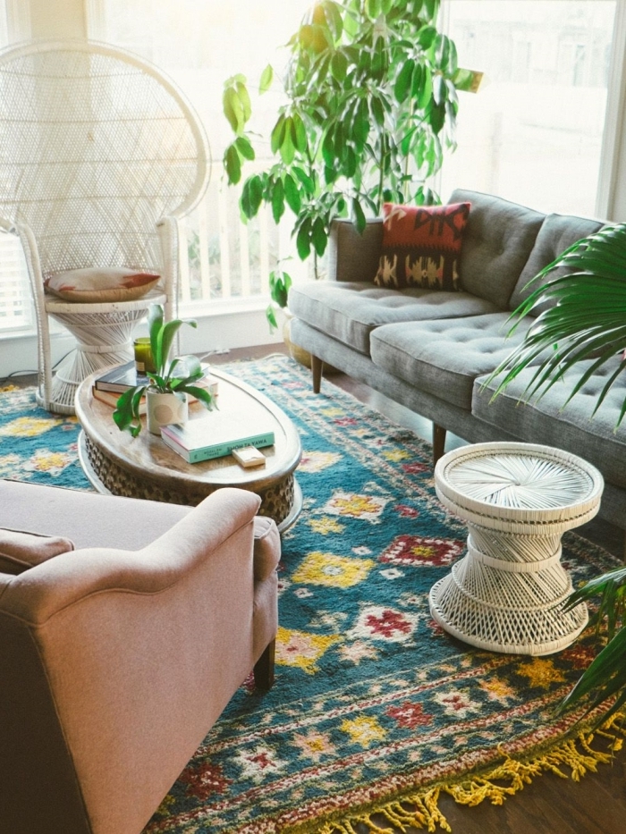 design intérieur de style jungalow dans un salon en rotin, meubles tressés blancs pour une déco de style boho moderne
