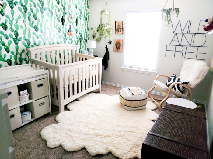 quelles couleurs pour décorer une chambre bébé mixte d'esprit exotique, design pièce enfant aux murs blancs avec meubles bois clair