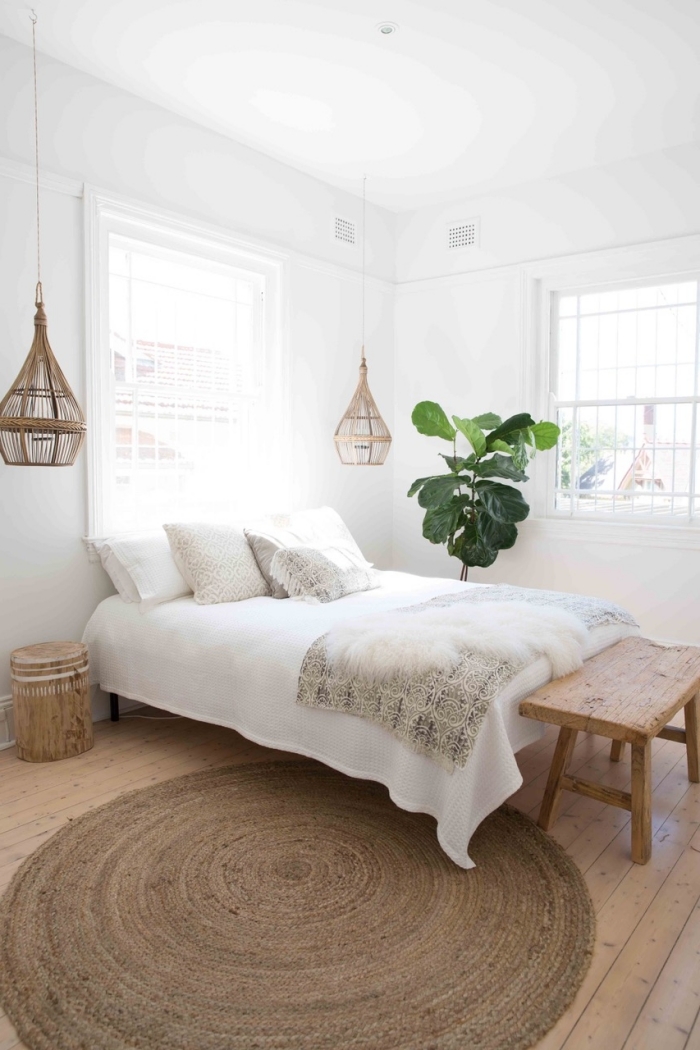 chambre adulte deco minimaliste d'esprit exotique, design chambre bohème avec meubles en bois et accessoires en fibre végétale