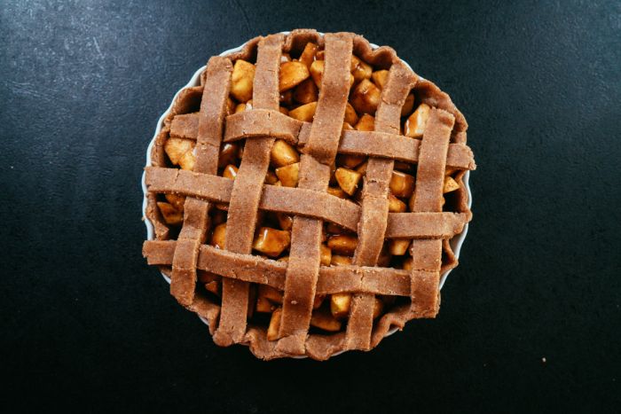 exemple de tarte aux pommes facile a faire soi meme avec farce de pommes à la cannelle et grille de pâte