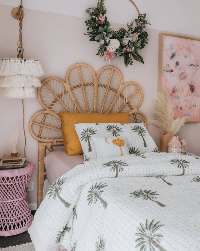 déco bohème chic dans une chambre d'enfant aux murs beige aménagée avec meubles colorés en rose et accents en bois