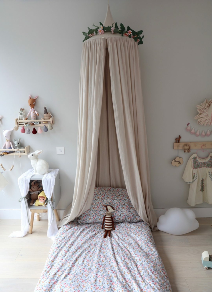 Lit avec canopée couronne de fleurs en top chambre bébé mixte, deco de chambre fille, thème chambre bébé