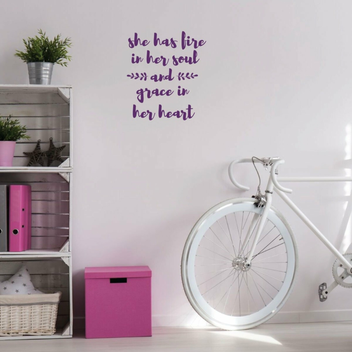Bicyclette idee deco chambre bebe fille, belle decoration murale chambre fille mur ecriteau motivation