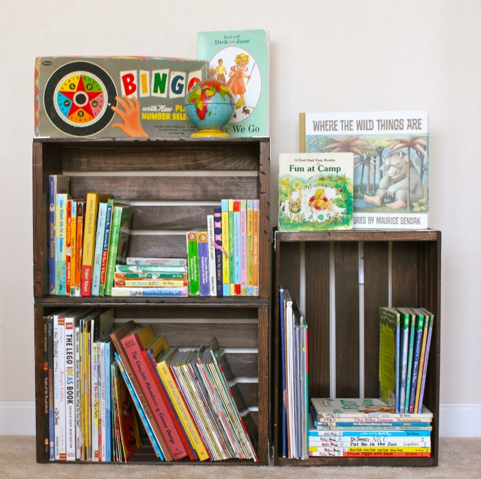 exemple de petite bibliothèque diy pour la chambre d'enfant fabriquée avec caisses de bois poncées et repeintes en peinture bois foncée