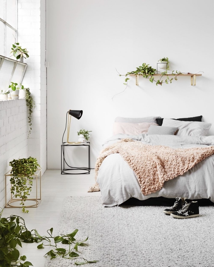 deco chambre parentale d'esprit minimaliste avec accents de style urbain jungle, quelles plantes pour une chambre à coucher