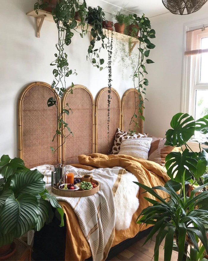 idée déco chambre adulte d'esprit urbain jungle, comment décorer une pièce boho chic avec meubles en bois et fibre nature