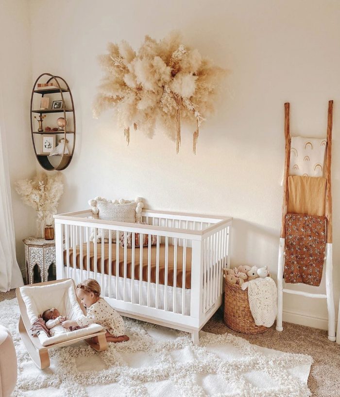 idée déco chambre bébé de style nature en couleurs terreuses, design chambre d'enfant aux murs beige avec meubles blancs