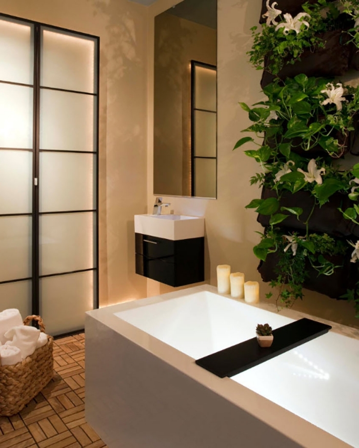 modèle de baignoire japonaise dans une salle de bain moderne et zen aux murs beige avec sol en carrelage aspect bois