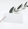 accrochage étiquettage produits cadeaux diy message amour soin étiquette papier blanc cartonné branches feuilles vertes