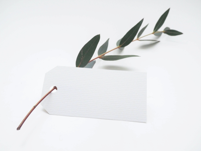 accrochage étiquettage produits cadeaux diy message amour soin étiquette papier blanc cartonné branches feuilles vertes