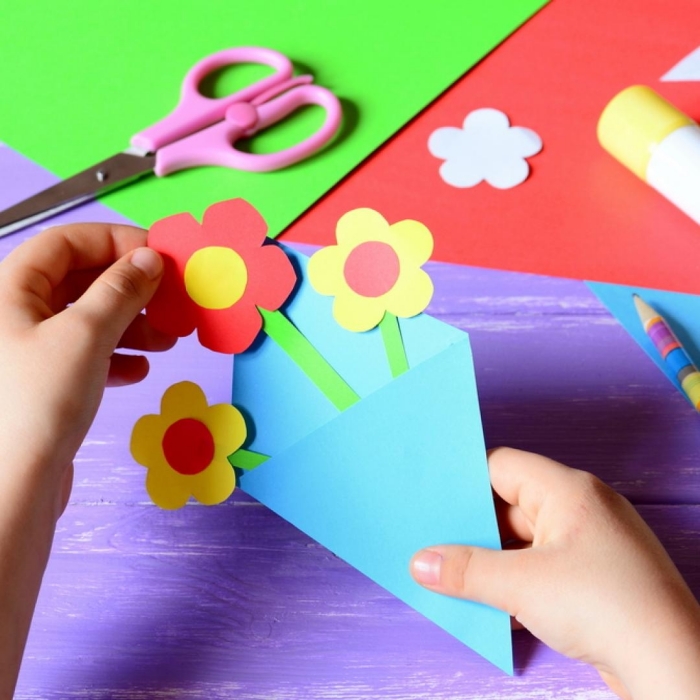 activité manuelle enfant pour la fête des mères, diy carte maman en forme de bouquet de fleurs fait en papier coloré