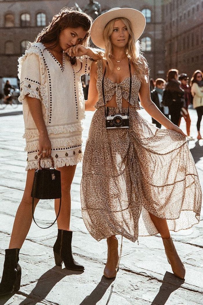 amies voyage en italie rove blanche courte femme brune et une tenue deux pièces top bustier et jupe dentelle animaliste quelles sont les tendances d ete 2020