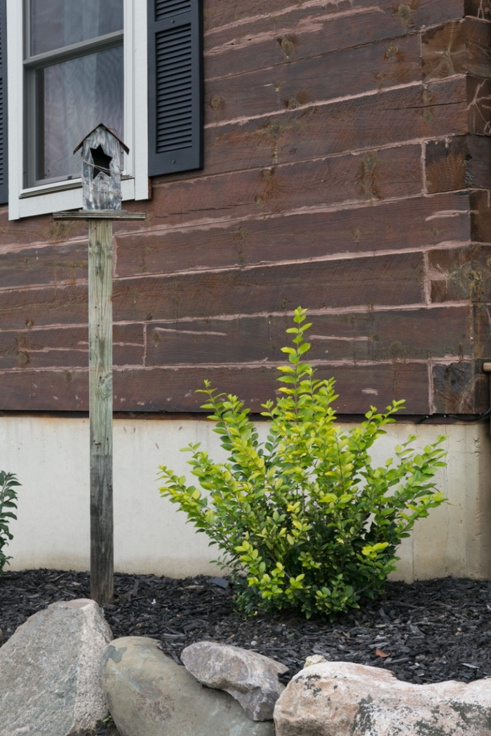 DIY mangeoire oiseaux sur pied en bois, idée comment décorer son extérieur avec une petite maison pour oiseau fait main