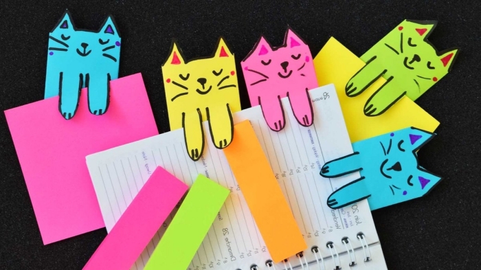 activité manuelle ado facile et économique, modèles de marques-pages originaux en formes de chat coloré avec pattes