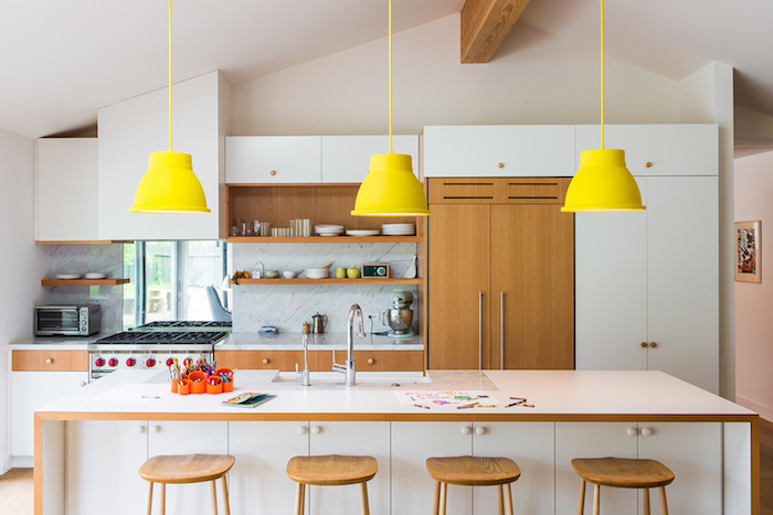 Lustre jaune au-dessus d'ilot cuisine, idée couleur mur cuisine, couleur qui vont ensemble, moderne intérieur
