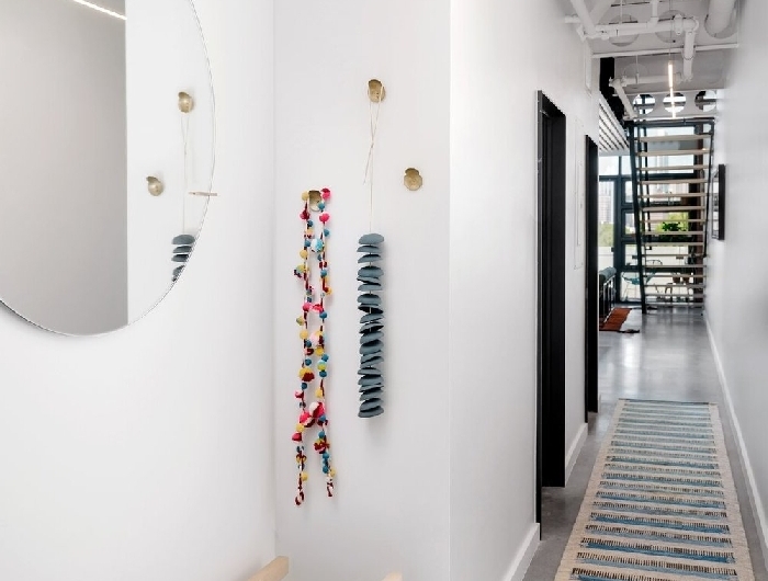 banquette bois et fibre végétale miroir rond crochets comment peindre un couloir aux multiples portes déco couloir blanc étroit