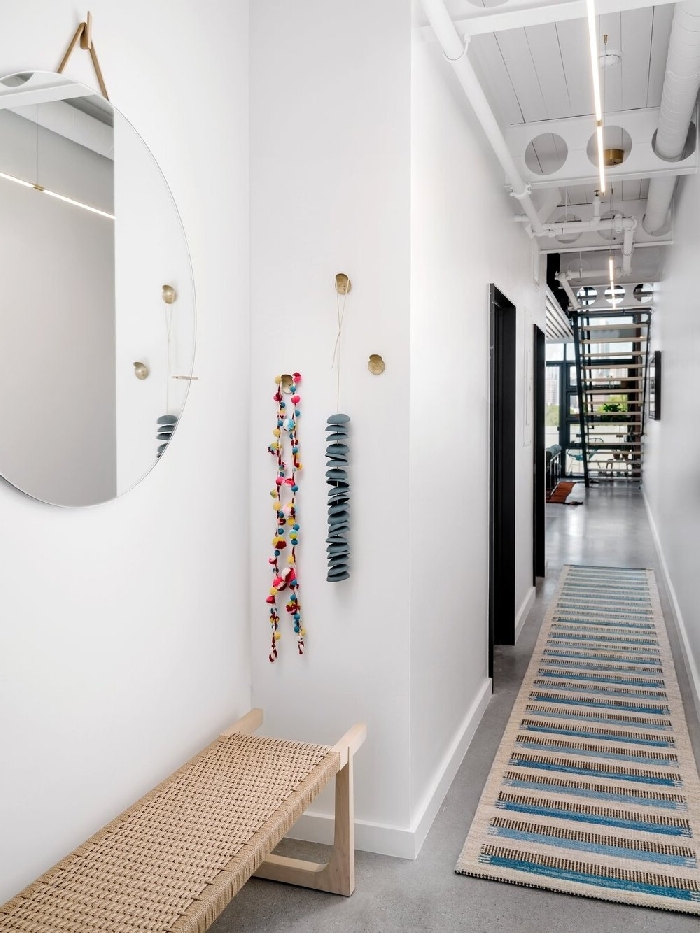 banquette bois et fibre végétale miroir rond crochets comment peindre un couloir aux multiples portes déco couloir blanc étroit