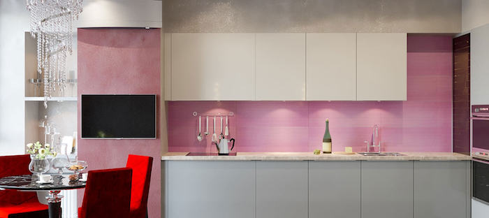idée comment décorer une cuisine en longueur, décoration cuisine avec crédence rose et meubles bas en gris