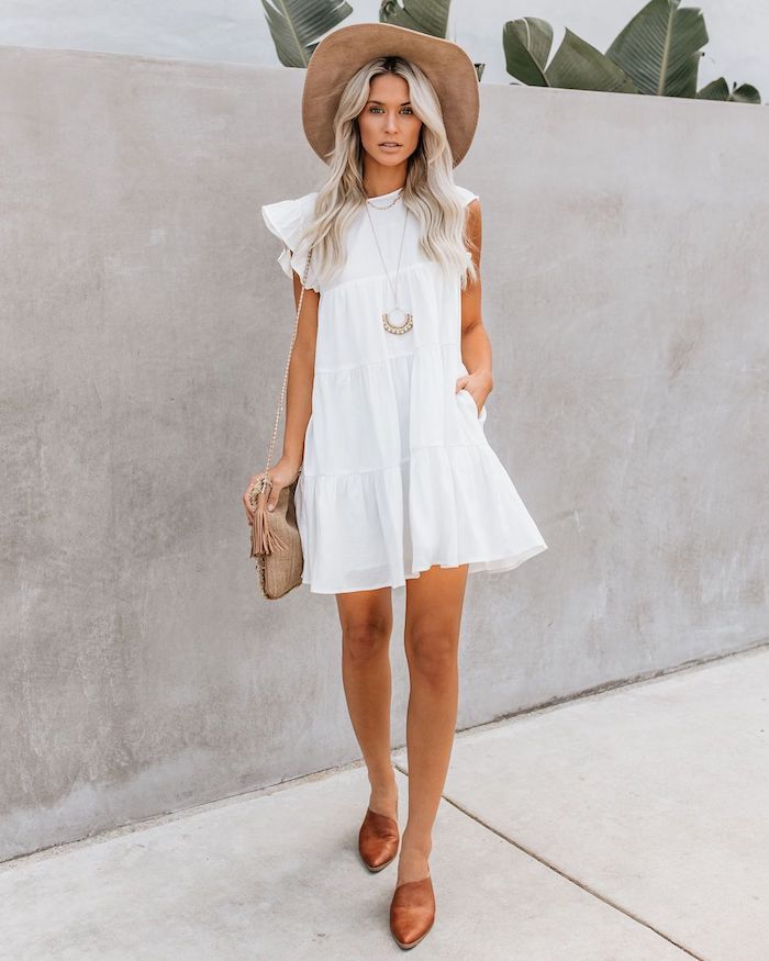 belle robe blanche evasee sac a main a frange robe de plage tenue d été pour femme comment s habiller la robe blanche courte