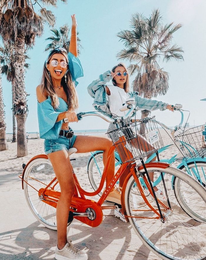 bicyclettes a la plage tenue d été pour femme comment porter pantalon jourt jean été amies en tenues similaires