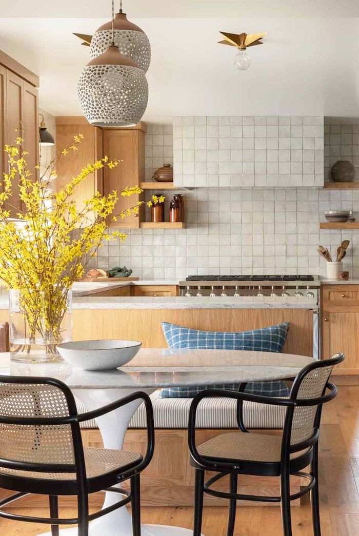 Deux chaises rétro, table ronde, cuisine bois et carrelage blanc marbre idée peinture cuisine, quelle couleur mur cuisine intérieur moderne 