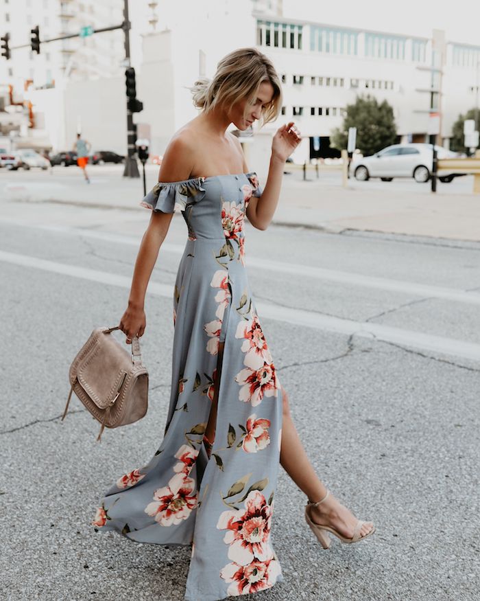 bleu gris à fleurs robe longue fendue sac a main beige associé aux sandales a talon robe fleurie femme robe d été fleurie pour femme romantique