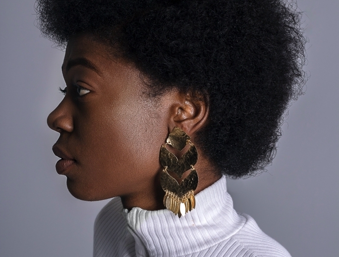 blouse blanche boucles d oreilles dorées coiffure afro femme cheveux noirs courts maquillage naturel beauté femme cheveux crépus