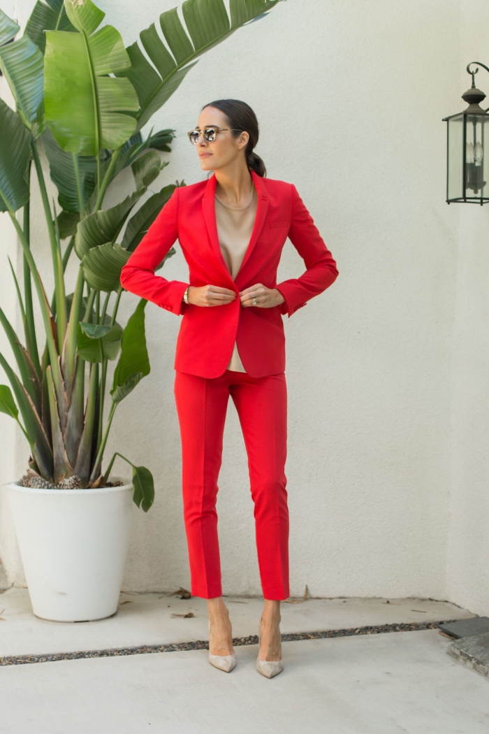 modèle ensemble tailleur femme de couleur rouge, idée comment assortir les couleurs de ses vêtements pour un look stylé