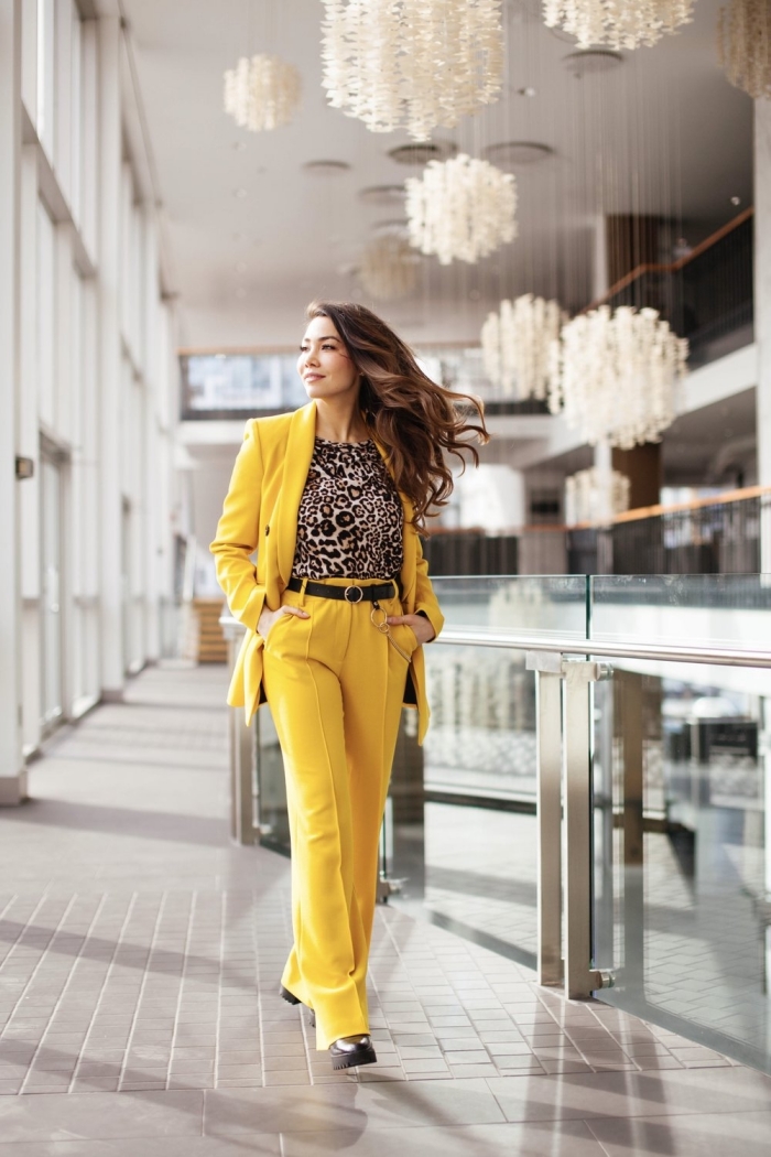 quels imprimés tendance porter en 2020, modèle d'ensemble pantalon cocktail mariage de couleur jaune combiné avec blouse à motifs animaliers