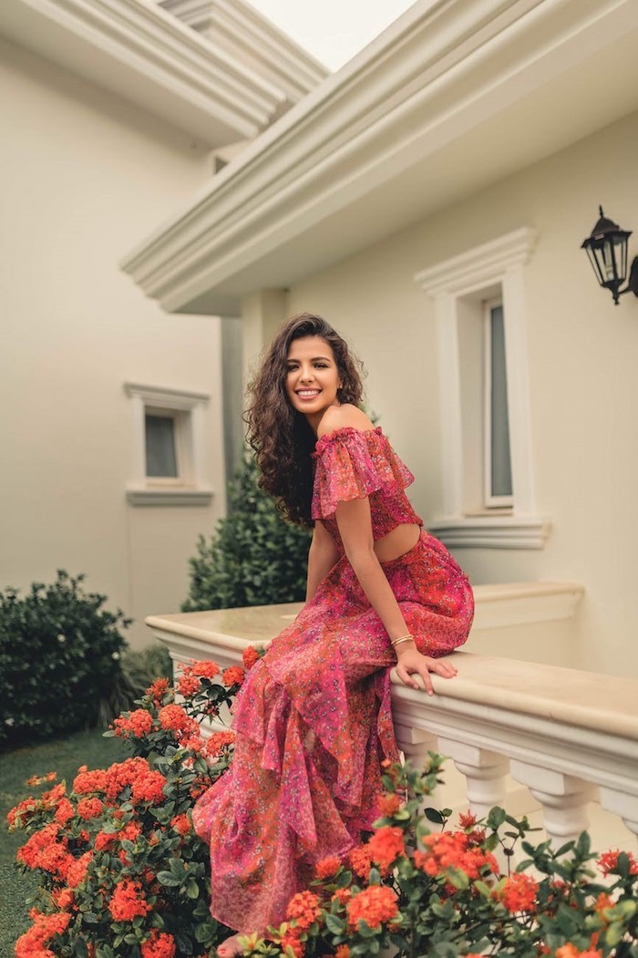 bohème chic robe deux pieces jupe longue top epaules denudees robe été femme tenue de vacances blogueuse style tendance 2020 veranda fleurie maison grande