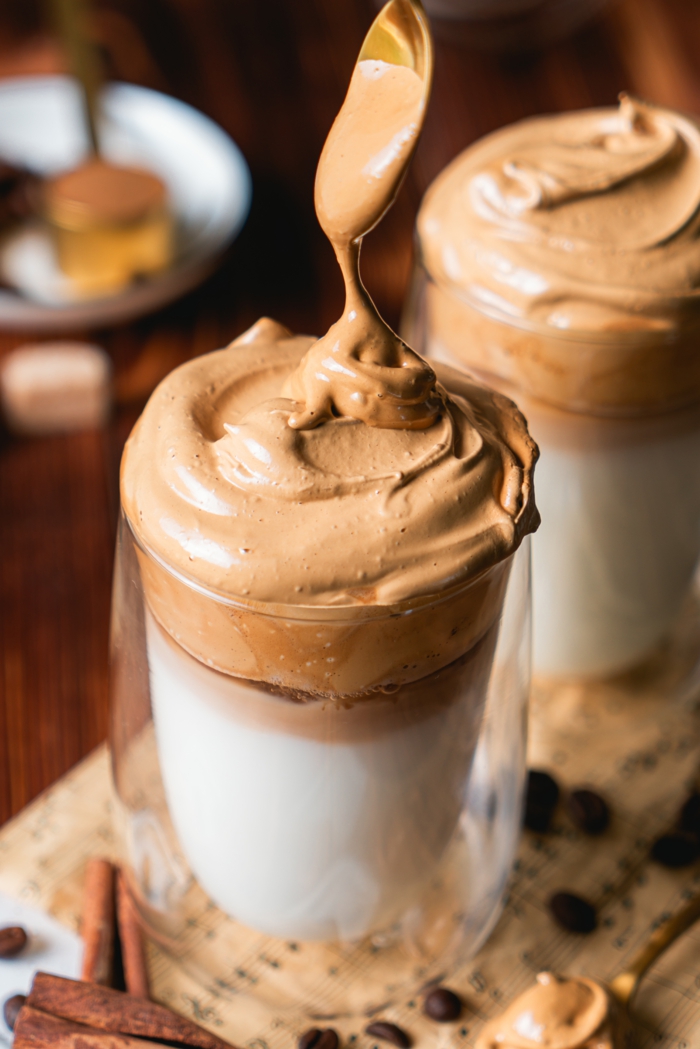exemple comment servir un café Dalgona, recette café glacé au lait avec crème mousse au café instantané et cassonade