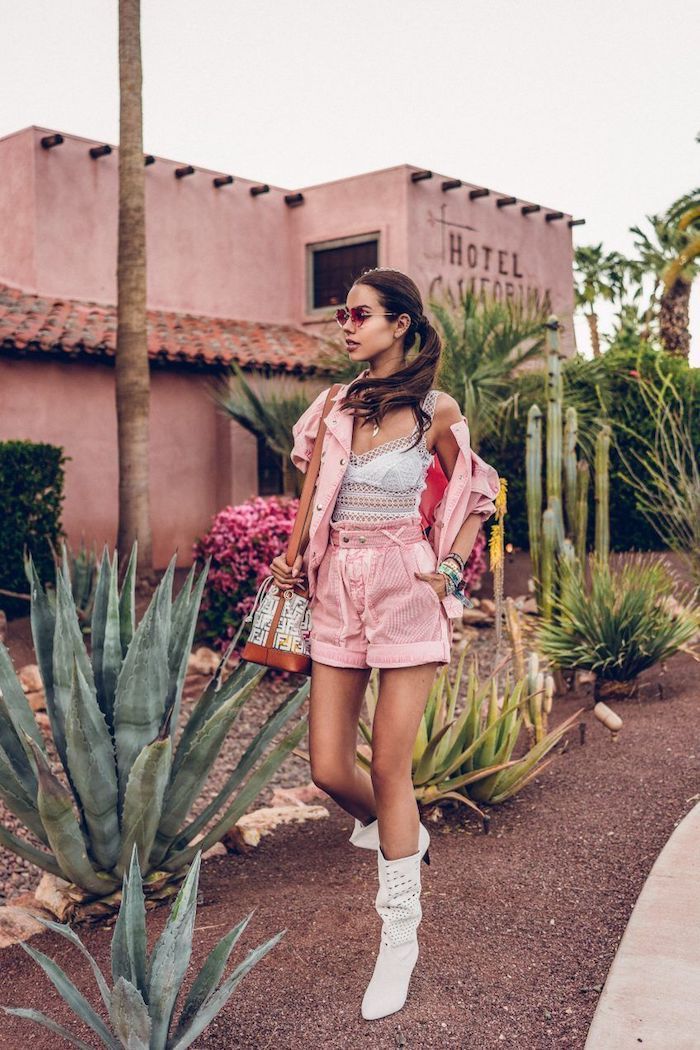 bottines blanches pantalon court rose hotel californie rose maison avec jardin de cactus inspiration coachella style tenue coachella tendance look