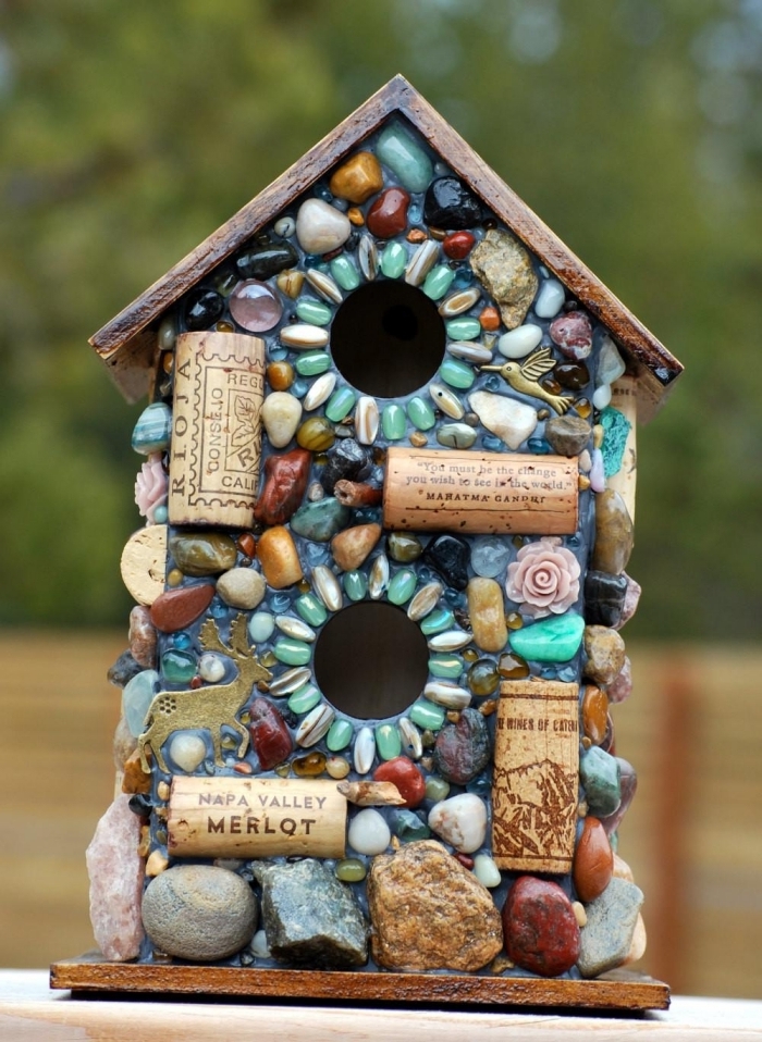 exemple comment décorer une cabane à oiseaux en bois avec cailloux et bouchons de liège, diy mangeoire originale
