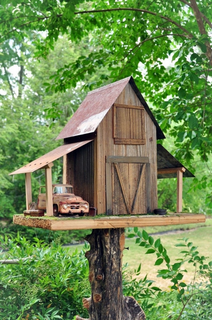 exemple comment faire une mangeoire originale en forme de grange, DIY cabane à oiseaux fait avec planches de bois