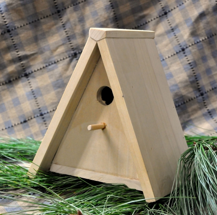 DIY cabane oiseaux en forme triangulaire fabriquée avec planches de bois non traité, modèle de mangeoire pour oiseau fait maison