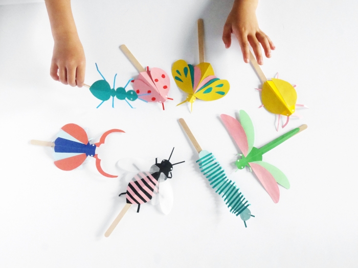 activité enfant 3 ans, que faire avec du papier coloré, idée loisir créatif pour enfant avec papier scrapbooking et bâtons en bois