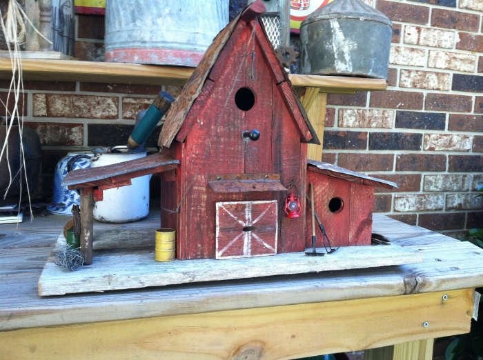 projet de construction de cabane oiseaux facile avec matériaux recyclés, diy maison en bois rouge pour oiseaux