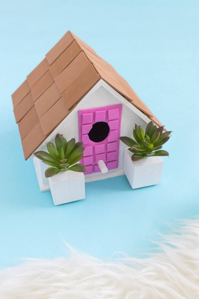 modèle de cabane pour oiseaux décorative à faire soi-même, DIY petite maison blanche avec porte rose et toit beige