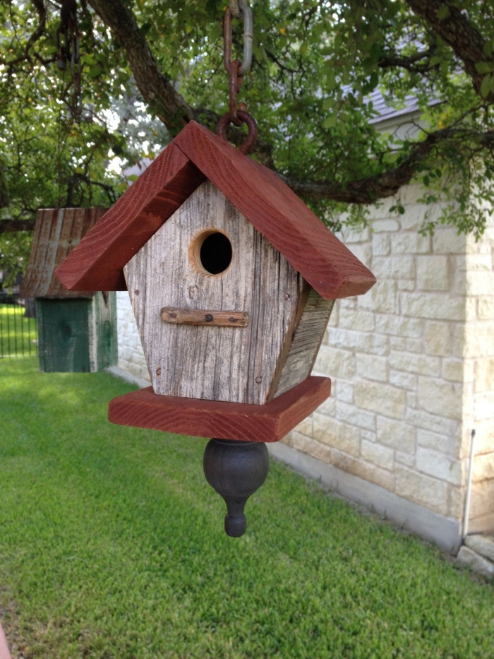 idée comment faire une cabane à oiseaux suspendue facile, diy mangeoire en forme de maison avec toit rouge