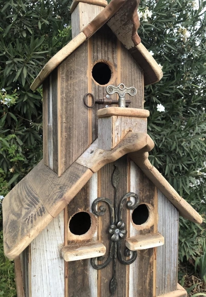 idée comment réaliser une mangeoire pour oiseaux sous forme d'église avec planches de bois et ornements en métal