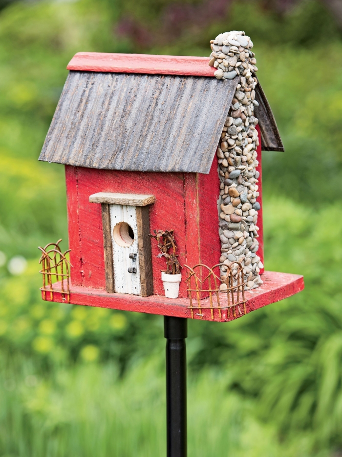 idée comment fabriquer une mangeoire pour oiseaux avec bois et décoration en petits cailloux, diy mangeoire pour oiseau