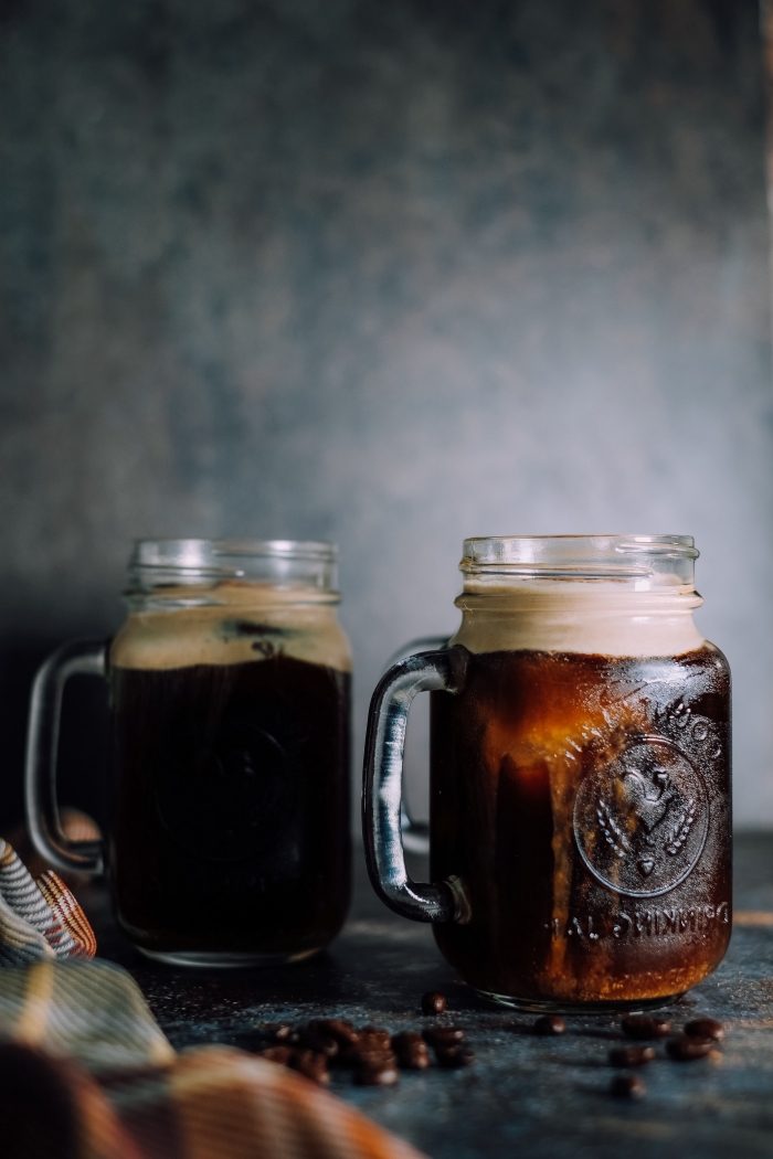 recette café glacé facile et rapide, idée comment servir un café noir dans un bocal en verre avec mousse