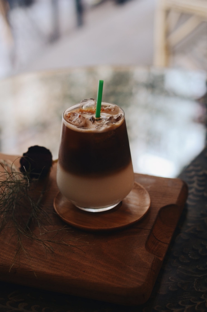 café frappé recette originale avec chocolat, comment faire un café froid au lait et cacao en poudre sans sucre