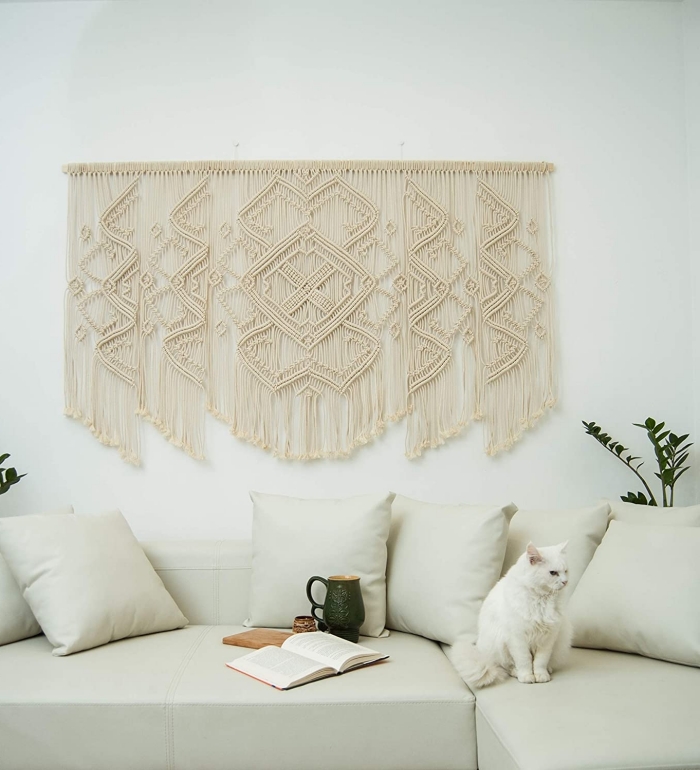 canapé d angle blanc décoration cocooning suspension en macramé bâton bois deco tete de lit facile a faire chat plante verte intérieur