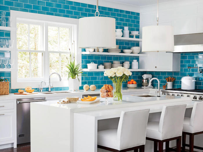 Aigue-marine carrelage dans une cuisine blanche bien aménagée, tendance couleur cuisine 2020, aménagement cuisine bien décorée