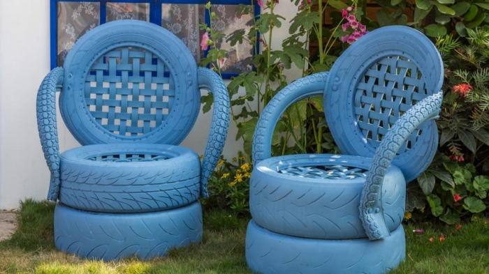 bricolage facile avec pneus recyclés, idée de meubles DIY avec objets de récupération vieux pneus et peinture de nuance bleu