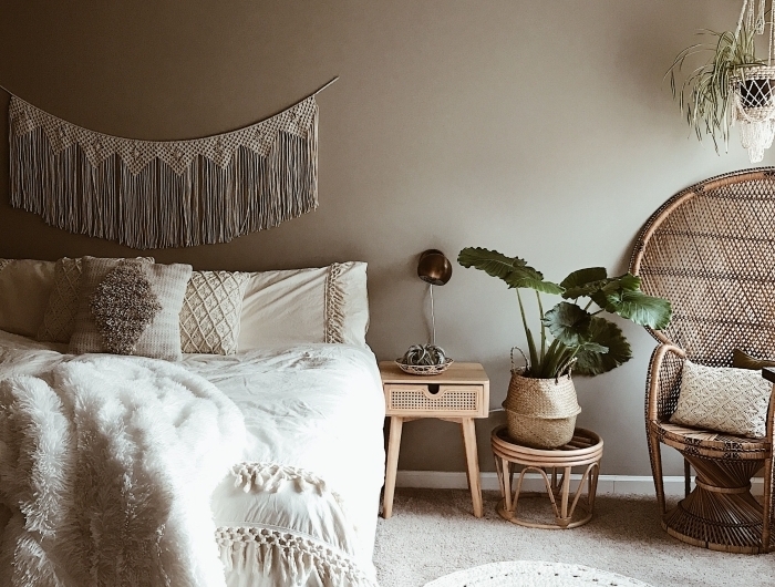 chaise paon rotin meubles exotiques tapis rond blanc couverture de lit blanche avec tassels macramé guirlande murale suspension corde beige