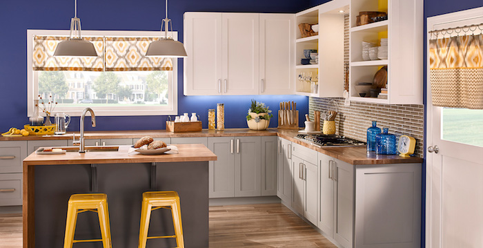 Cuisine blanche et bois, ilot de cuisine avec lavabo, mur bleu, associer les couleurs dans une cuisine, association de couleur